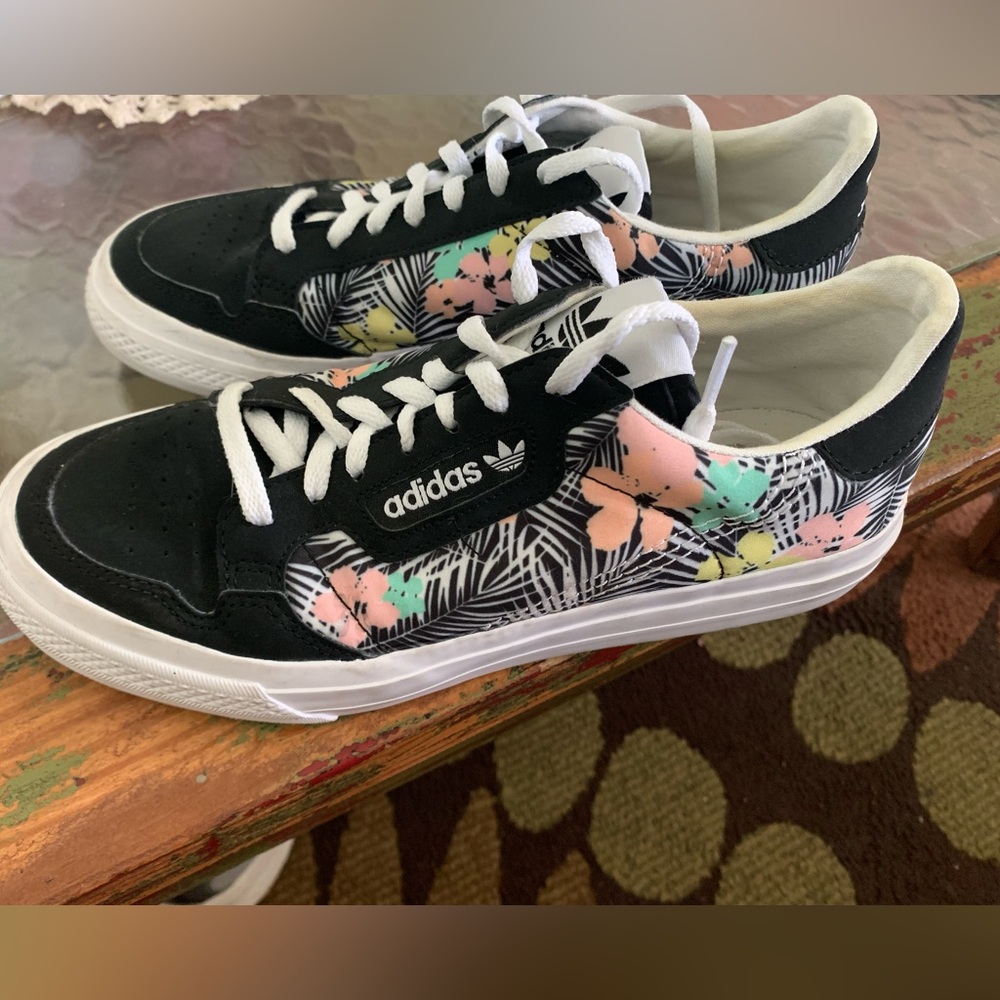 Mens ADIDAS Art EG9284 Hawaiian inspired skate shoes size 6